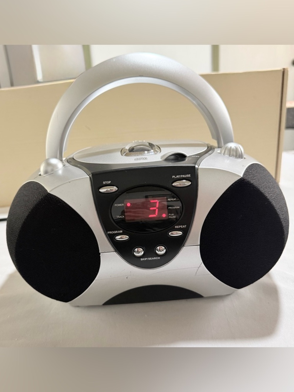 Durabrand AM/FM Radio Portable CD Player / Model CD-1095 Silver & Black - Picture 2 of 10